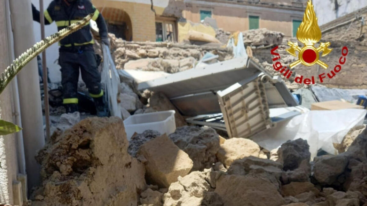 Crolla parte di una palazzina nei Paesi Vesuviani, due persone intrappolate - 