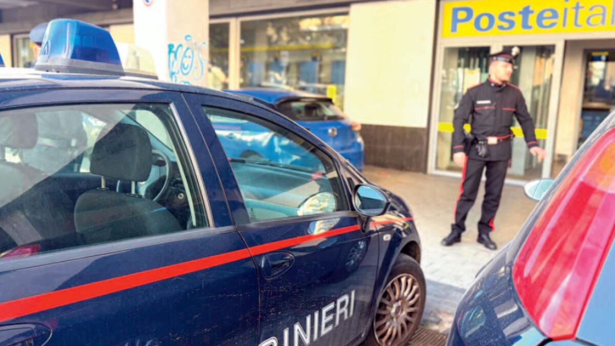 Incapucciato con il caldo preleva soldi con la carta di una donna morta - 