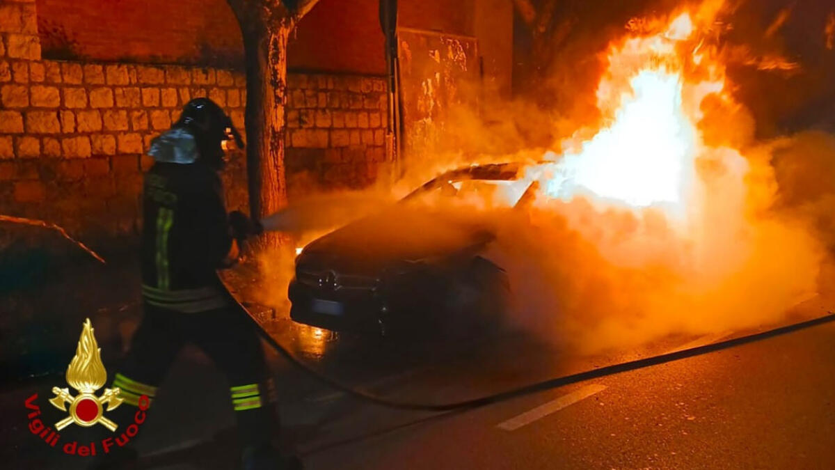 Due auto incendiate nella stessa notte a pochi chilometri di distanza - 