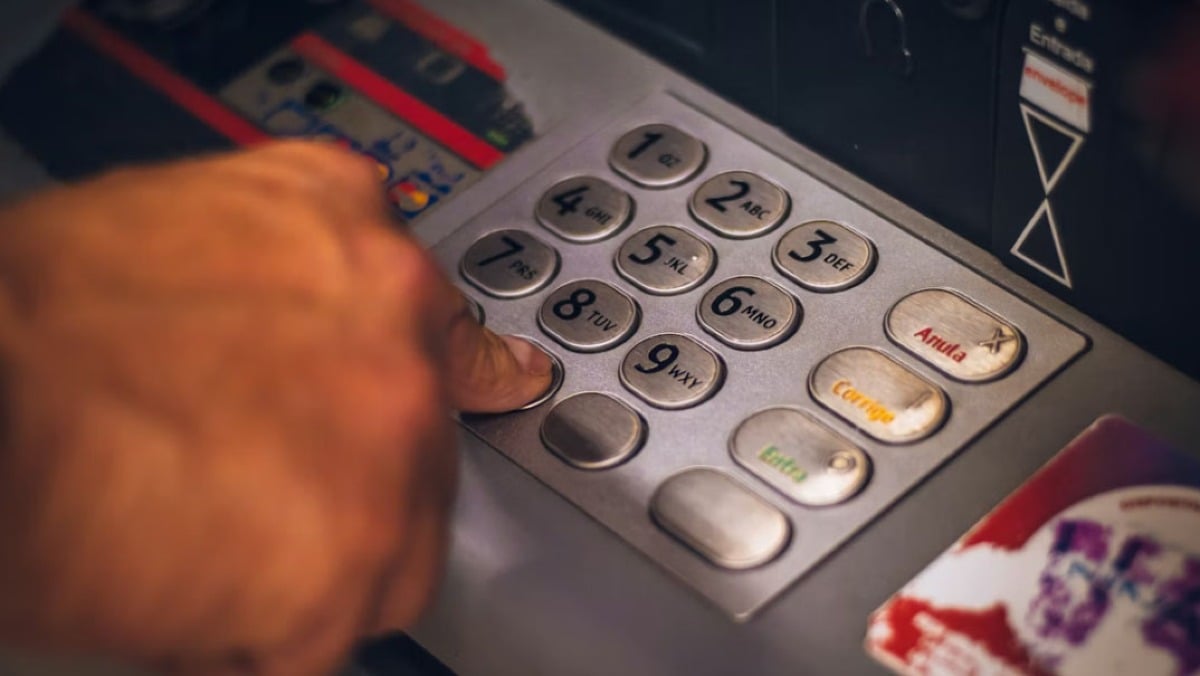 Derubano turista americano e usano il bancomat - 