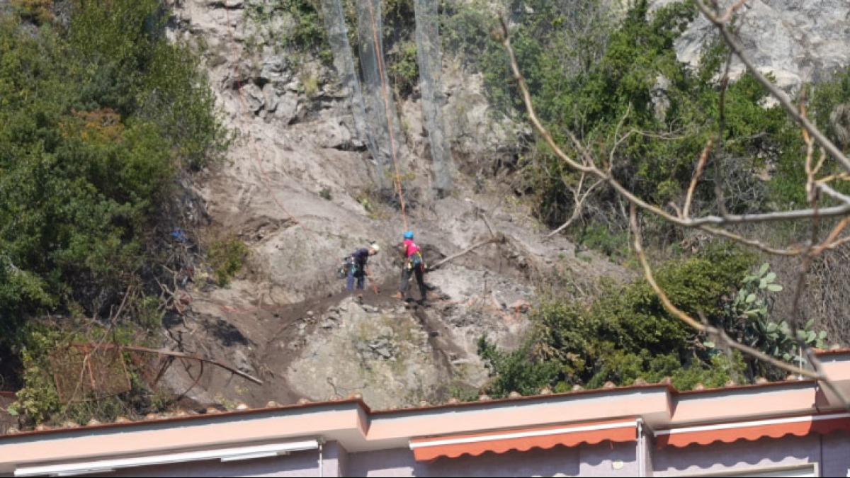 Crollano pietre, chiusa la Statale in Costiera