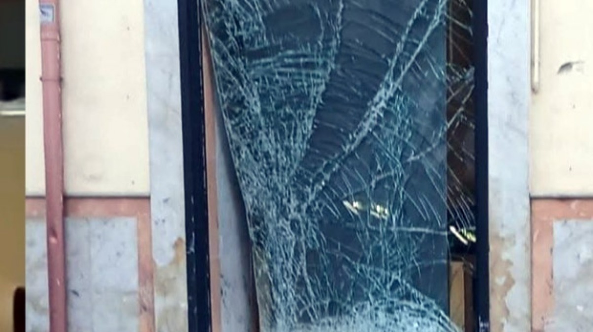Martellate nella vetrina, poi portano via gli occhiali - 