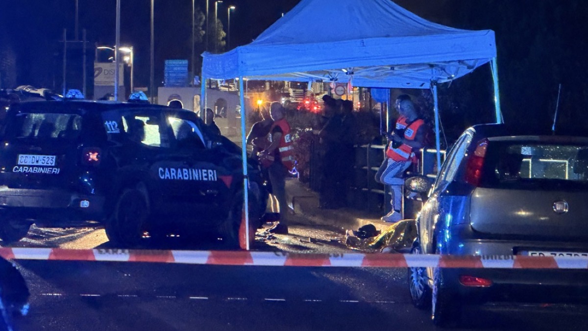 Scappano all'alt dei carabinieri in scooter e finiscono contro l'auto: muore conducente - 