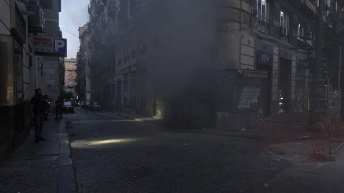 Scoppia cassetta elettrica e finisce in fiamme - 