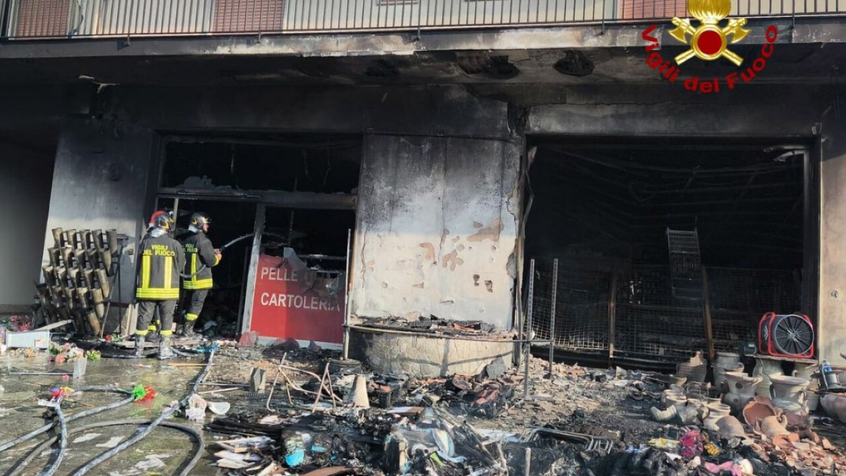 Brucia negozio di casalinghi: grave incendio - 
