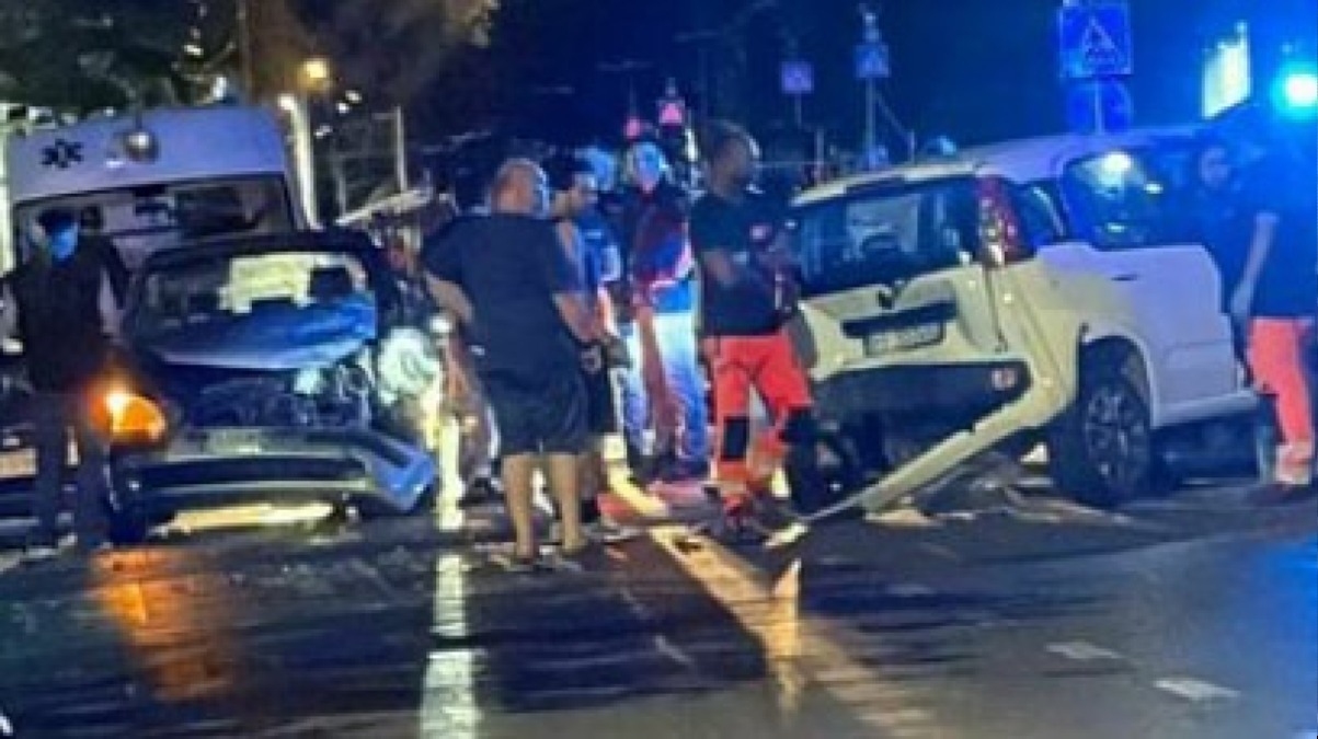 Si schiantano nella notte: auto distrutte - 