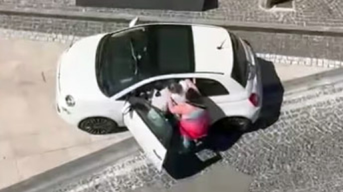 Consigliera comunale picchiata in strada con marito e figlia - 