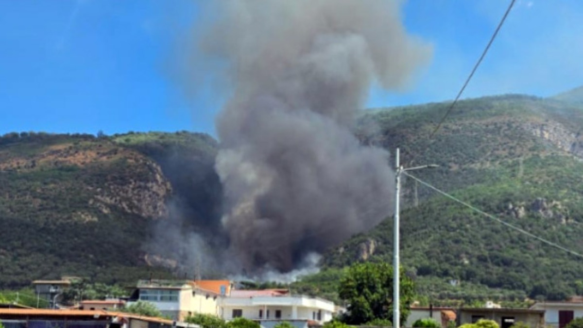 Grave incendio tra Sarno e Palma Campania: canadair in azione - 