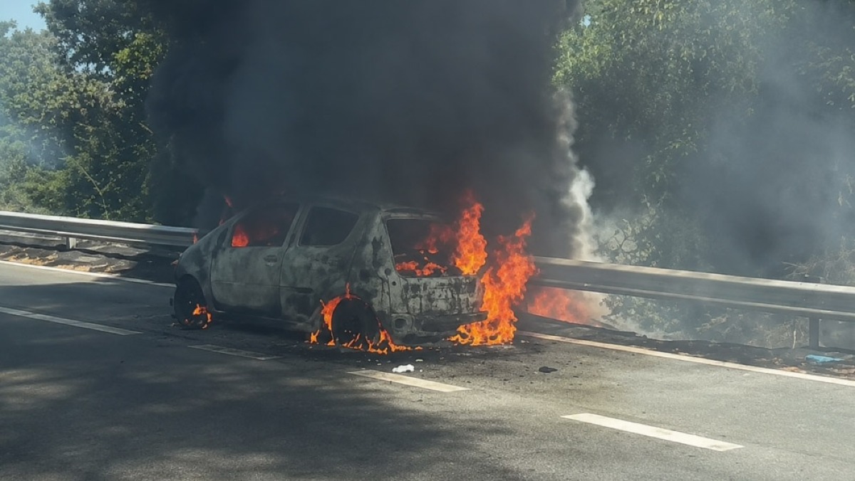 Auto in fiamme, paura sulla Statale - 