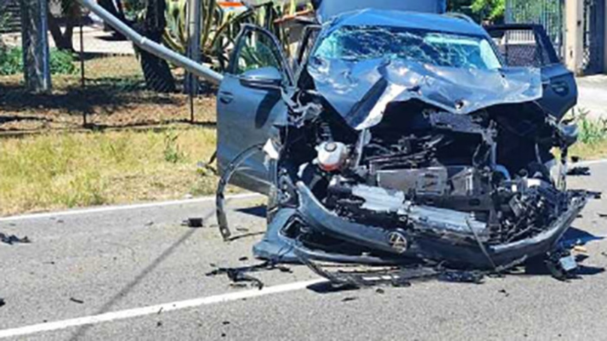 Aurto va sbattere con quattro persone a bordo e si distrugge - 