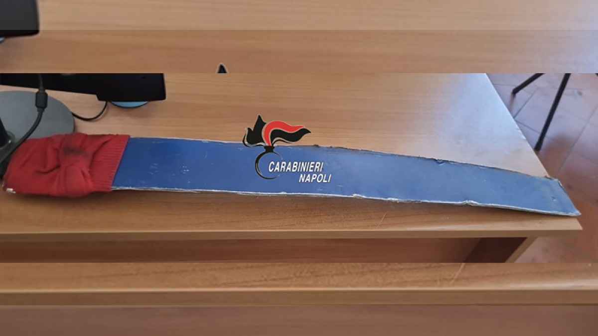 Rompe i tubi dell'acqua con una lastra di metallo e sputa ai carabinieri - 