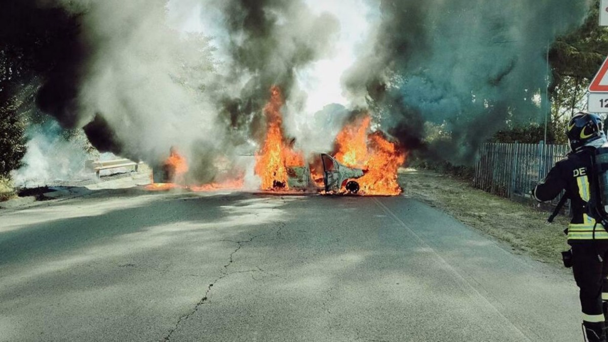 Commando armato brucia il portavalori nel traffico e porta via i soldi - 