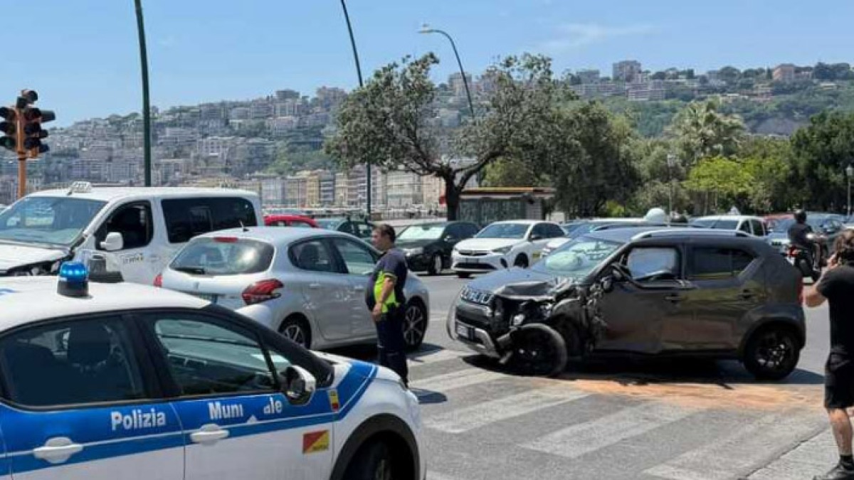 Prima l'incidente, poi il malore per lo choc: donna in ospedale - 