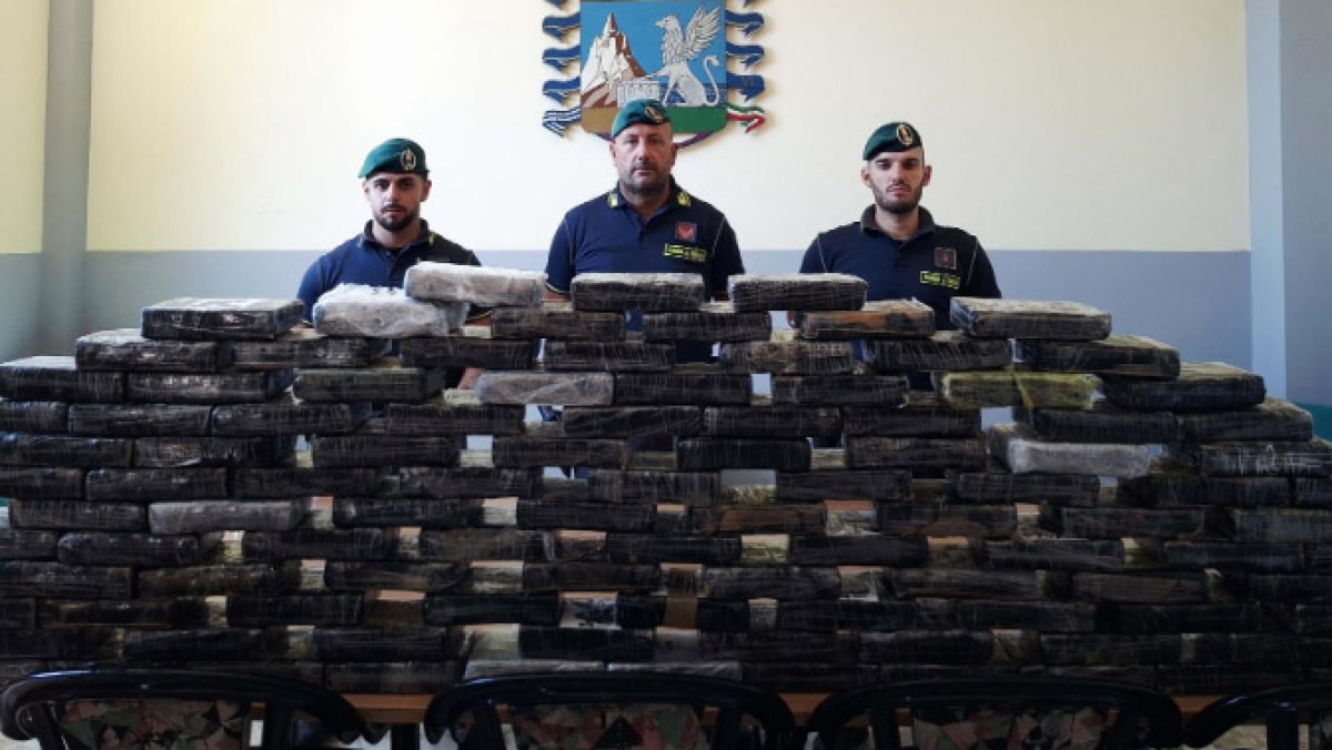 Camion cisterna sulla Statale 162 con 100 chili di cocaina - 