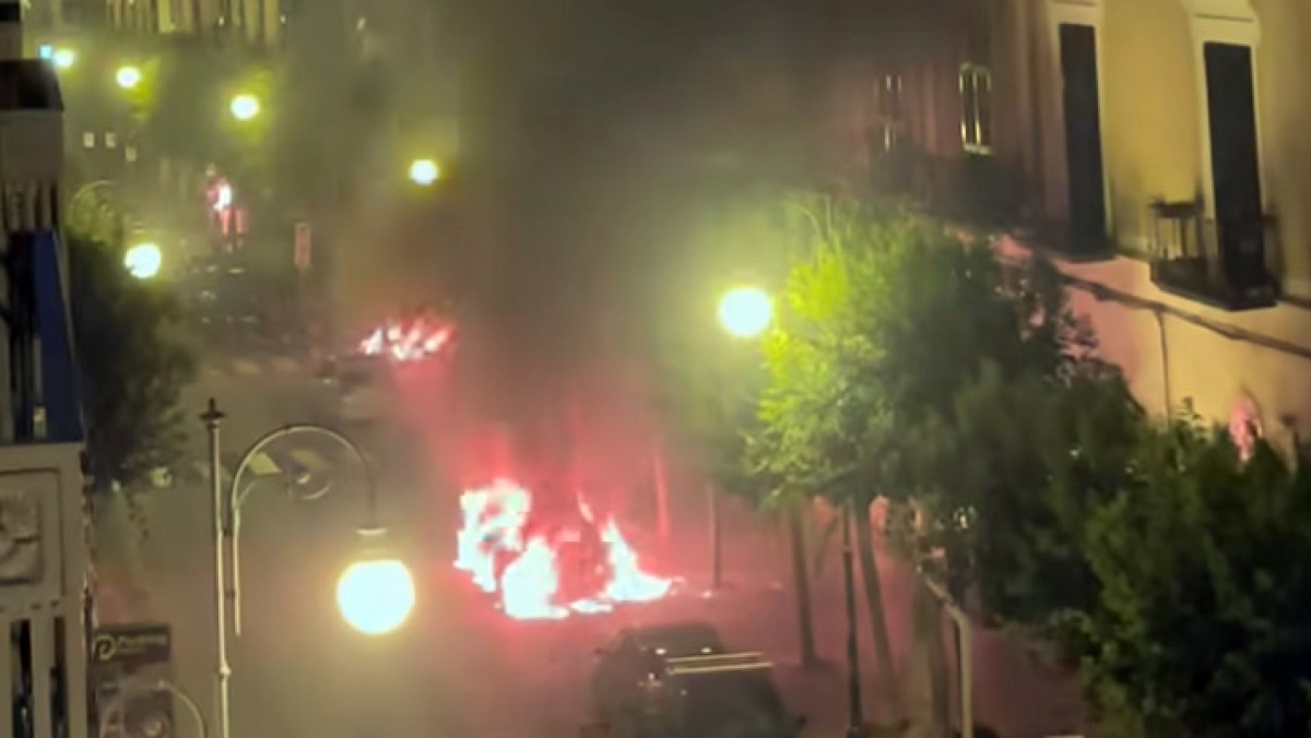 Rifiuti bruciati a Torre, in fiamme anche le auto - 