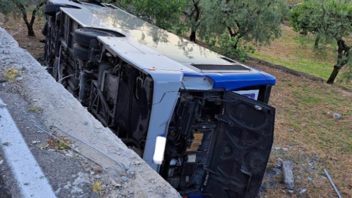 Autobus si ribalta, muore passeggero - 