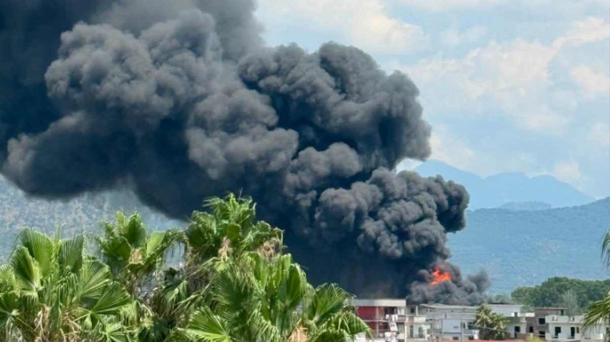 Grave incendio a Striano: "Chiudete le finestre" - 