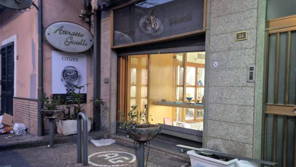 Colpo grosso in gioielleria a Ottaviano, bottino da centinaia di migliaia di euro - 