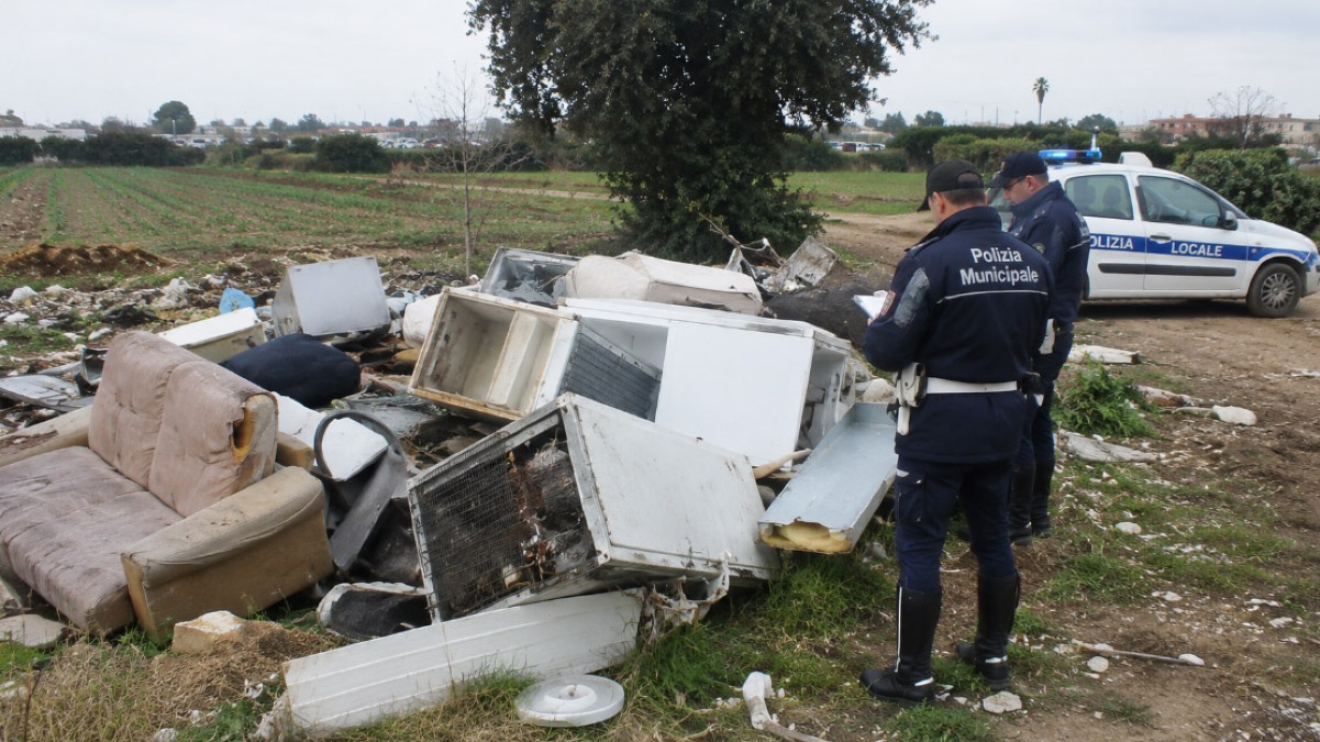 Svuotacantine raccolgono i rifiuti speciali e li gettano nel verde - 