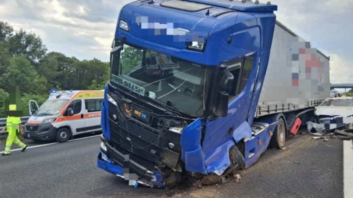 Esplode pneumatico, camionista muore sbalzato - 