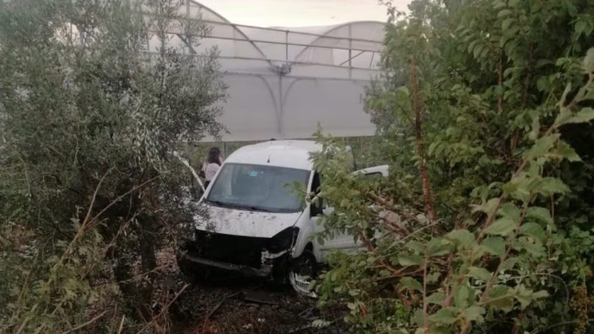 Furgone con 5 ragazze vola fuori strada - 