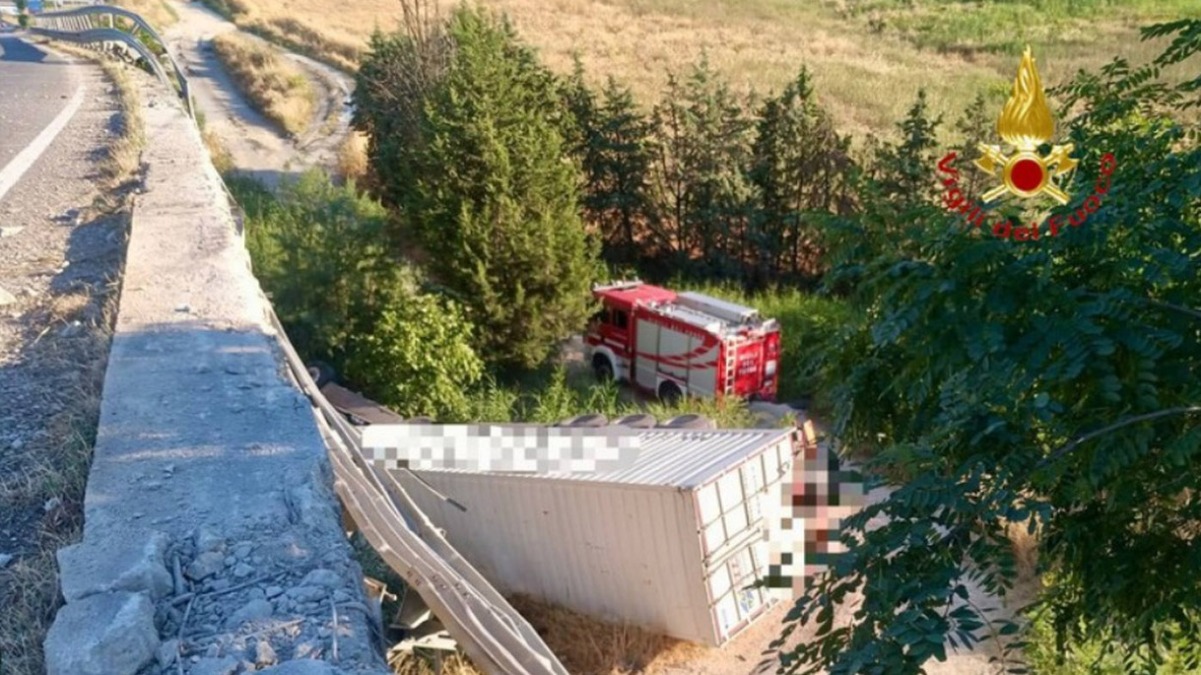 Tir giù dalla Statale, muore il camionista - 