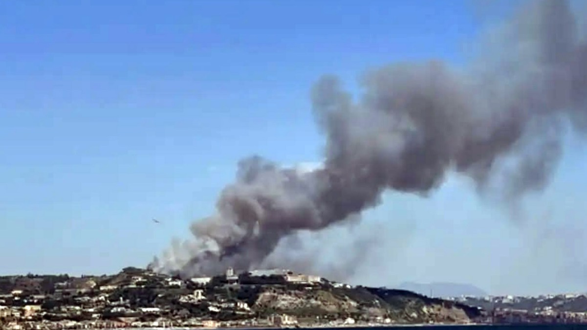 Grave incendio nell'area flegrea: evacuata Canale 21, fiamme nelle concessionarie - 