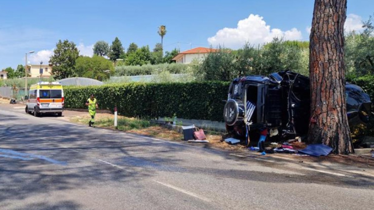 Auto contro albero, ci sono due vittime - 