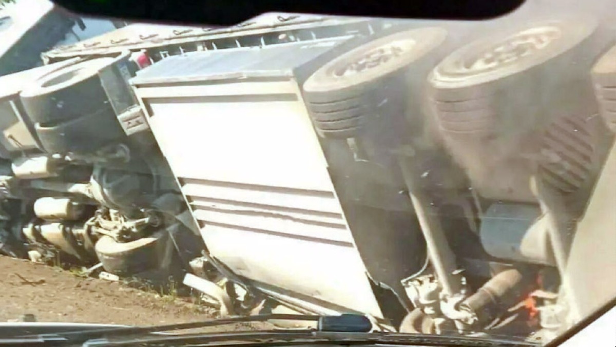 Tir si ribalta all'ingresso dell'autostrada a Napoli - 