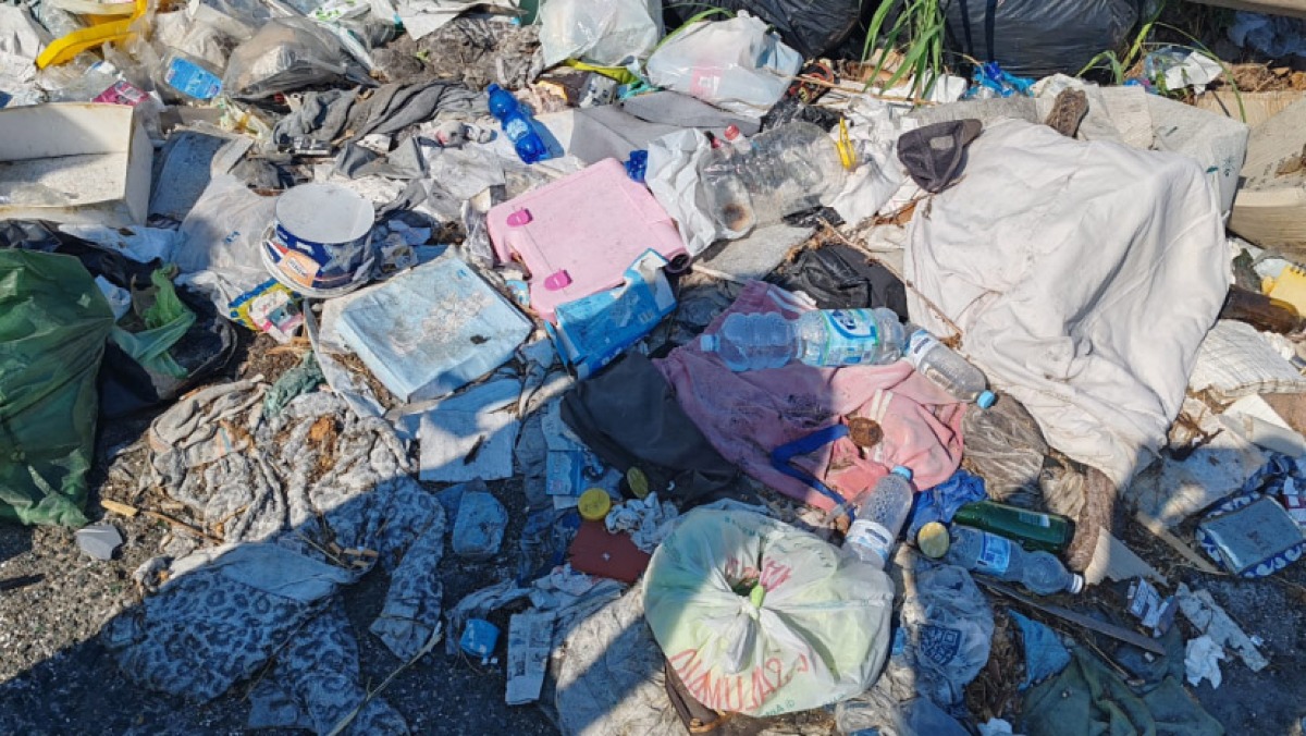 Terra dei Fuochi, rimossi rifiuti di ogni genere sulla Provinciale - 