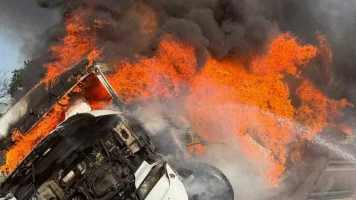 Tir carico di bottiglie d'acqua in fiamme sull'A1 in Campania - 
