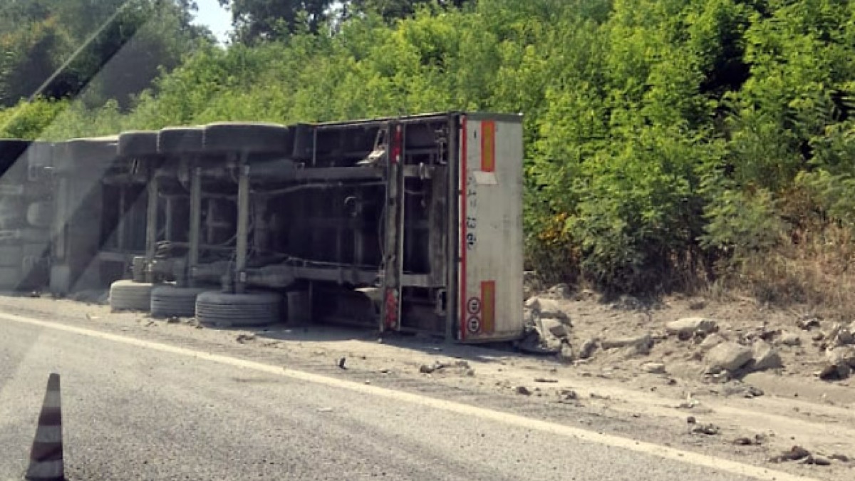Tir esce fuori strada e si ribalta in autostrada verso Napoli - 