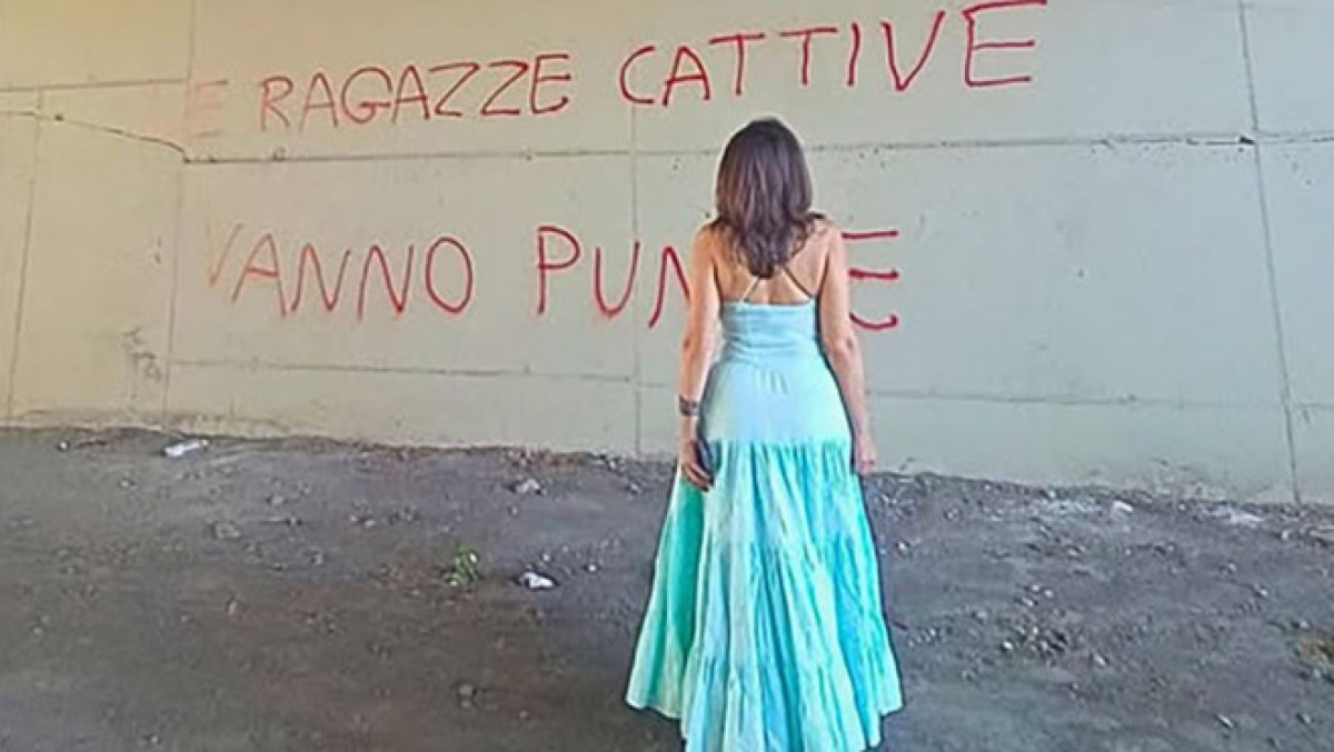 Una scritta d'odio verso le donne è apparsa nel Vesuviano - 
