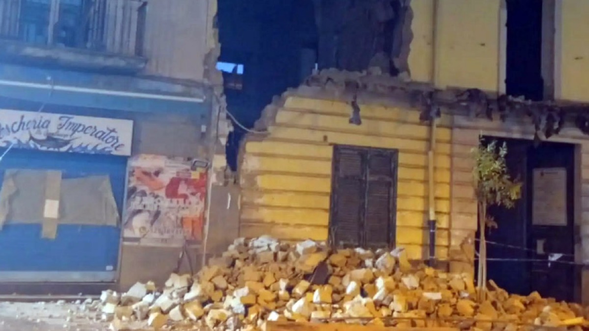 Palazzina demolita, ma viene giù anche un pezzo di quella vicina - 