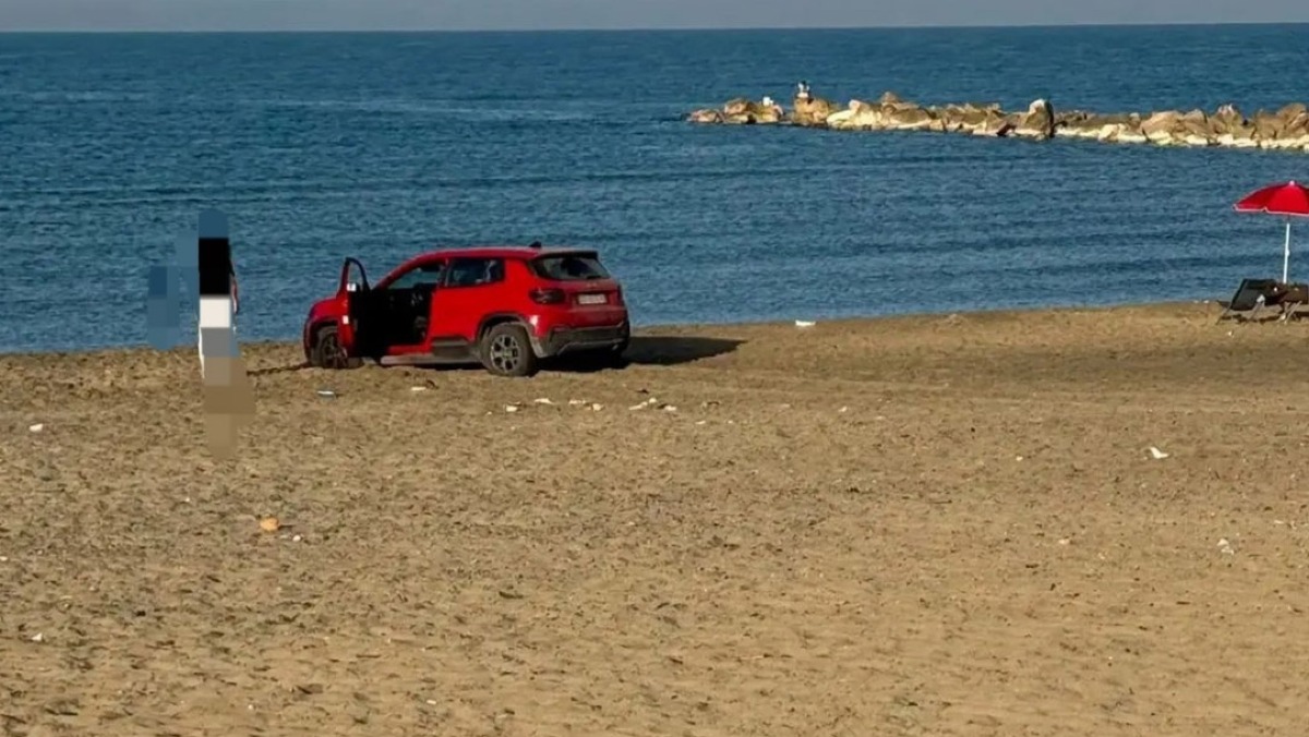 Va in spiaggia con il Suv e resta bloccato - 