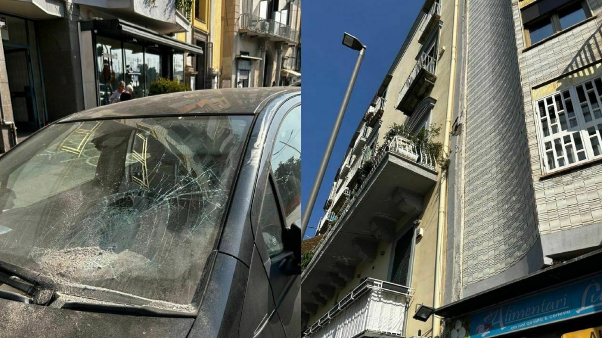 Escavatore trancia cavo del tram, danni ad auto e palazzina - 