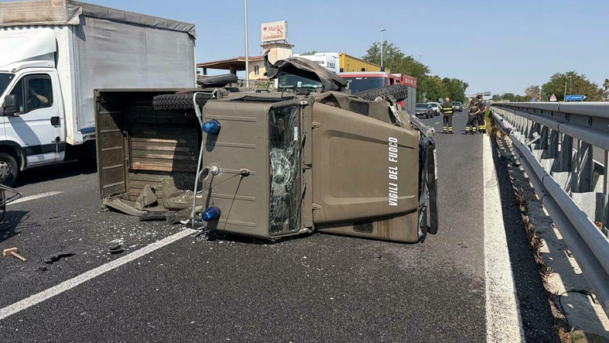 Mezzo dei vigili del fuoco si ribalta sulla Statale 268 a Ottaviano, gravi due pompieri - 
