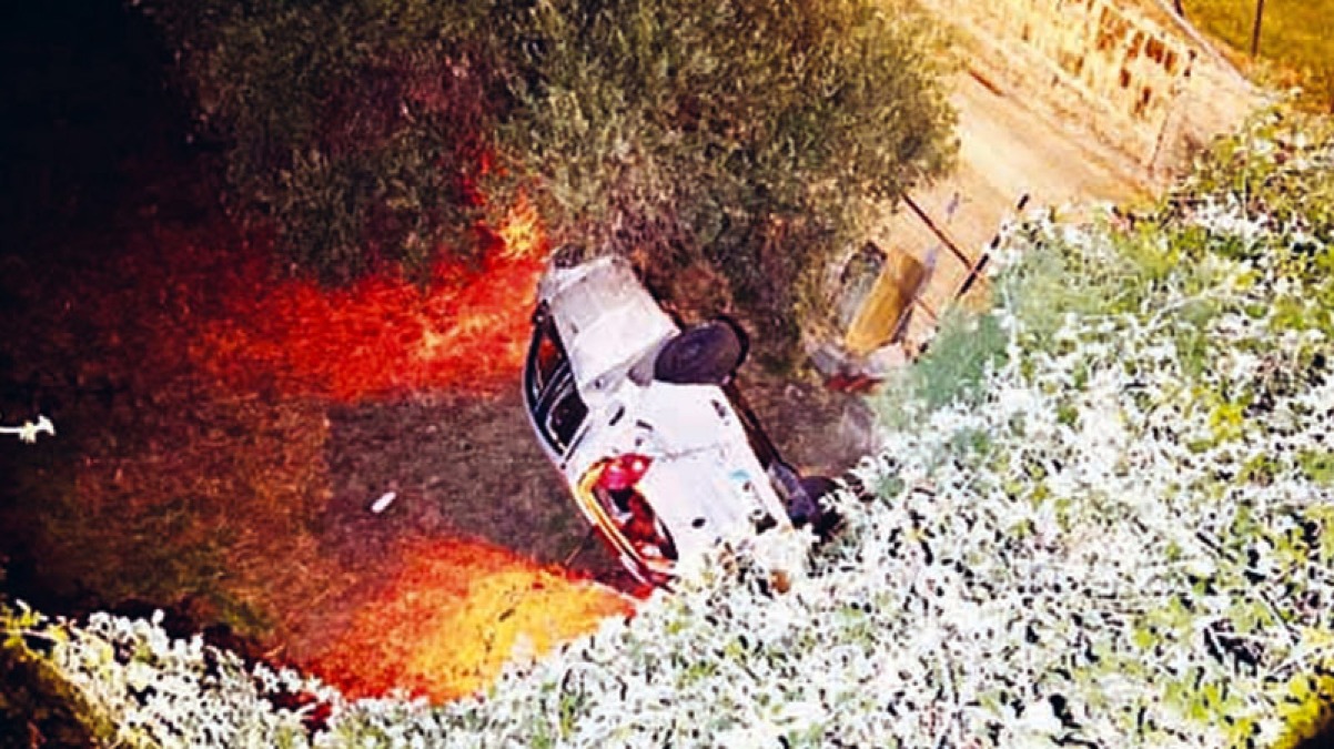 Auto in una scarpata sul Vesuvio, i poliziotti rischiano la vita e salvano tutti - 
