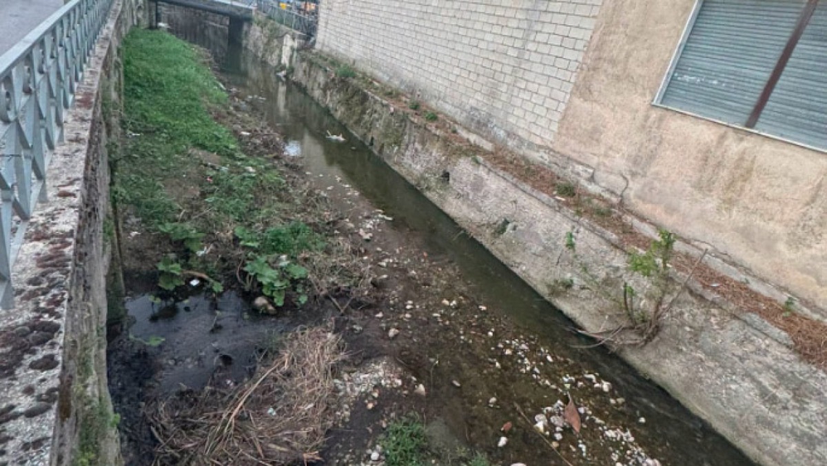 Il fiume ridotto a discarica a cielo aperto - 
