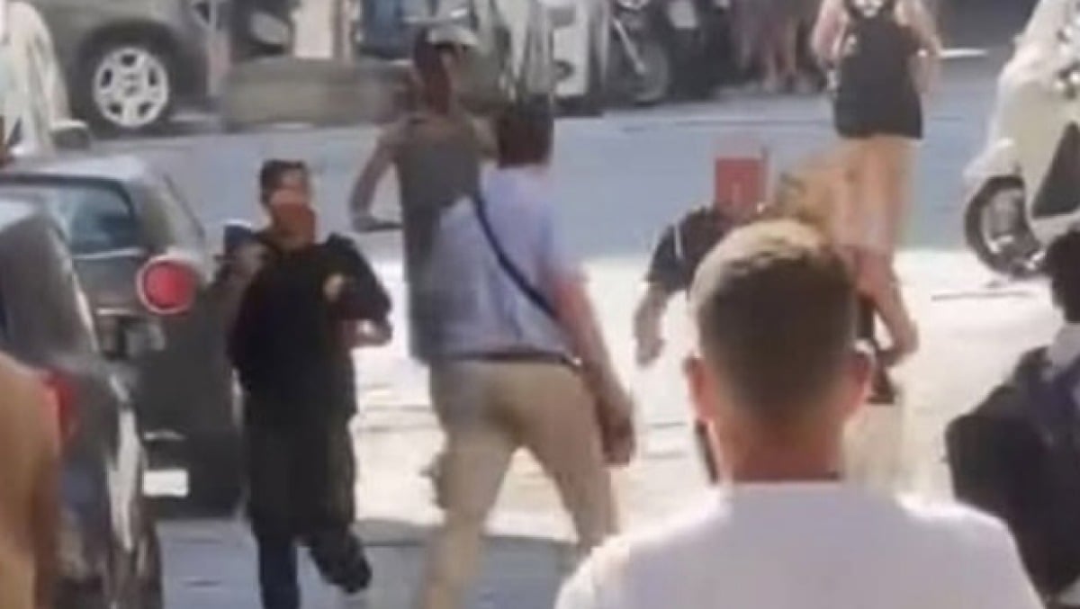 Inseguito dai turisti, ladro si arrende - 