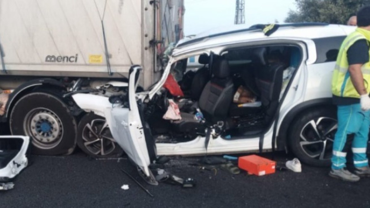 Incidente sull'A1 verso Napoli: muore 16enne, gravi padre, madre e fratello - 