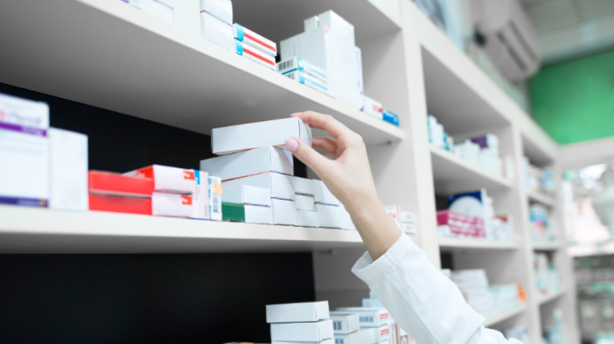 Ruba in una farmacia e usa le carte di credito - 