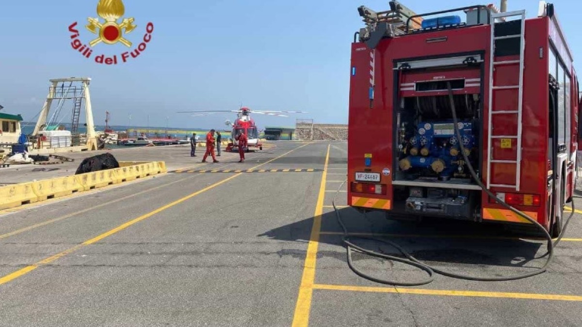 Barca a fuoco in mare, due ustionati - 