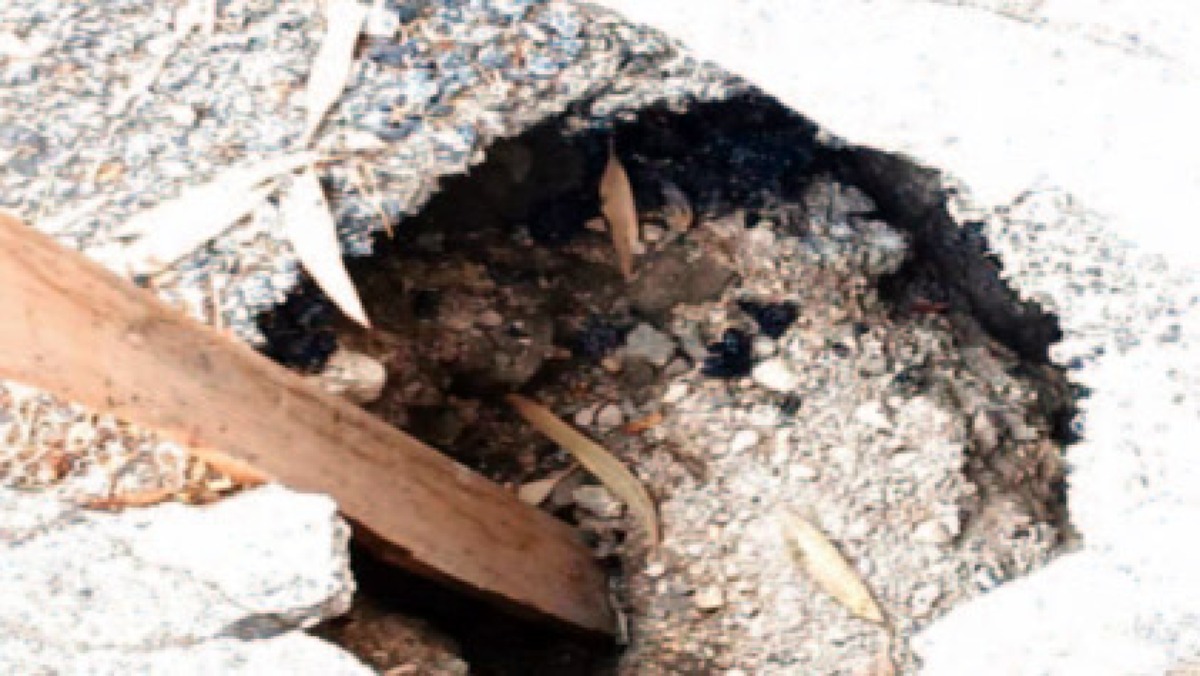 Voragine nel tratto di strada davanti al cimitero - 