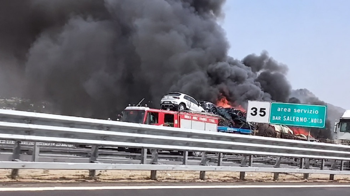 Palma Campania, bisarca carica d'auto prende fuoco sull'A30 - 