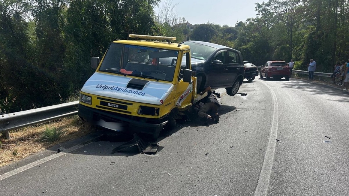 Incidente frontale tra un carro attrezzi e una Porsche - 