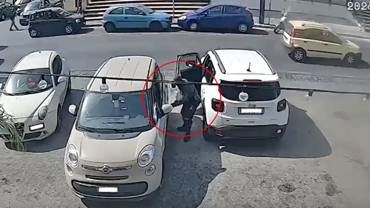 Auto rubata in pieno giorno davanti a passanti e telecamere - 