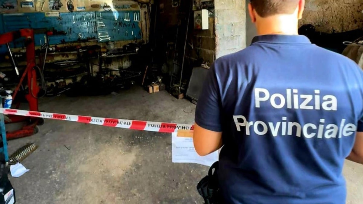 Rifiuti pericolosi, chiusa officina - 