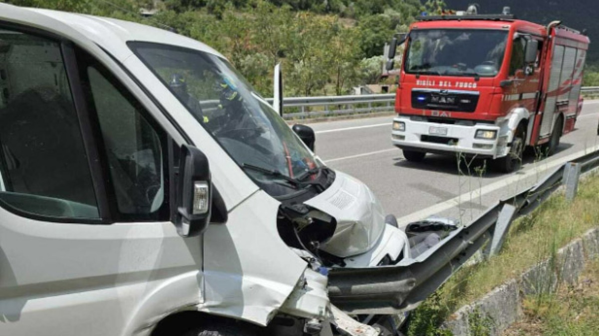 Guardrail finisce nel furgone, all'interno una giovane donna