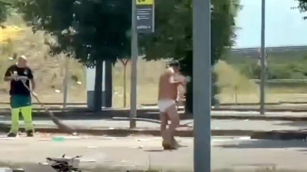 Spazzino lavora in mutande nel parcheggio del Vulcano Buono - 